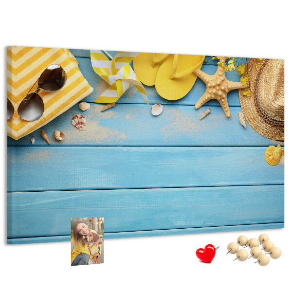 Wandbild mit Korkrückwand Sommer am Strand mit farbenfrohen Accessoires