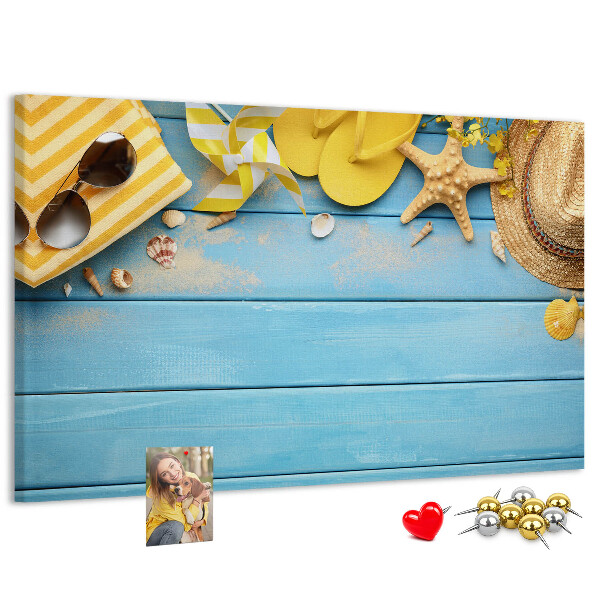 Wandbild mit Korkrückwand Sommer am Strand mit farbenfrohen Accessoires
