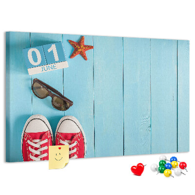 Korktafel mit Motiv Sommererinnerungen auf blauem Hintergrund