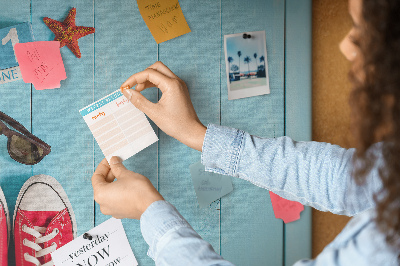 Korktafel mit Motiv Sommererinnerungen auf blauem Hintergrund
