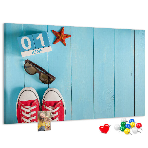Korktafel mit Motiv Sommererinnerungen auf blauem Hintergrund