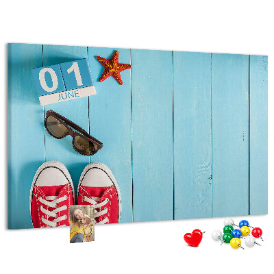 Korktafel mit Motiv Sommererinnerungen auf blauem Hintergrund
