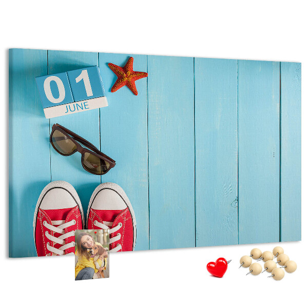 Korktafel mit Motiv Sommererinnerungen auf blauem Hintergrund