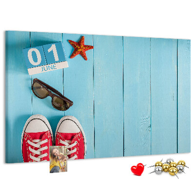 Korktafel mit Motiv Sommererinnerungen auf blauem Hintergrund