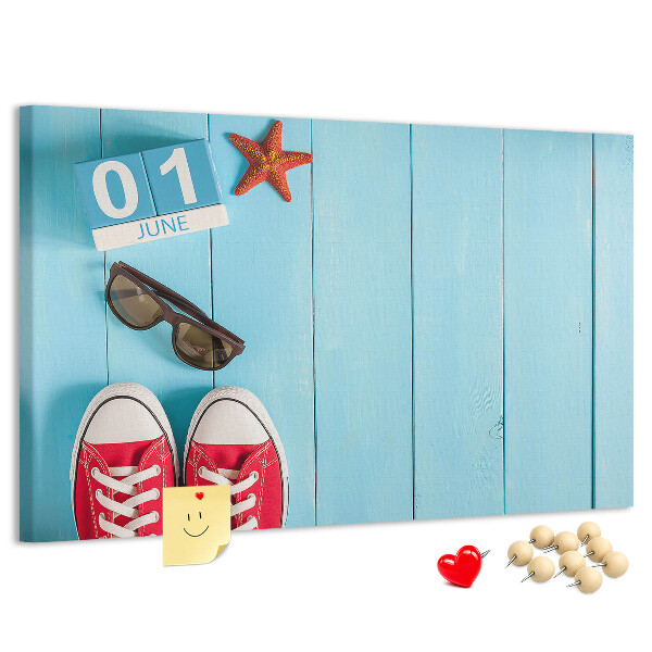 Korktafel mit Motiv Sommererinnerungen auf blauem Hintergrund