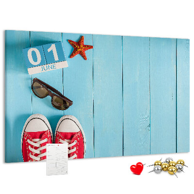 Korktafel mit Motiv Sommererinnerungen auf blauem Hintergrund