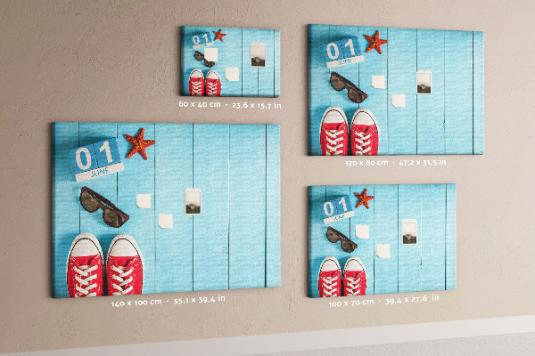Korktafel mit Motiv Sommererinnerungen auf blauem Hintergrund