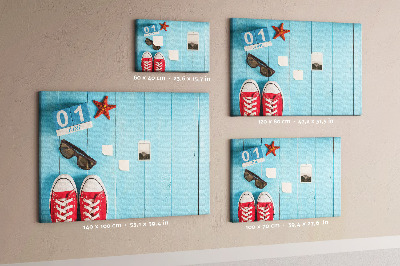 Korktafel mit Motiv Sommererinnerungen auf blauem Hintergrund