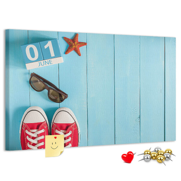 Korktafel mit Motiv Sommererinnerungen auf blauem Hintergrund