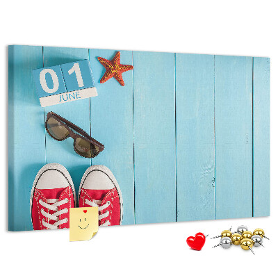 Korktafel mit Motiv Sommererinnerungen auf blauem Hintergrund