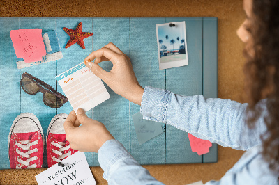 Korktafel mit Motiv Sommererinnerungen auf blauem Hintergrund