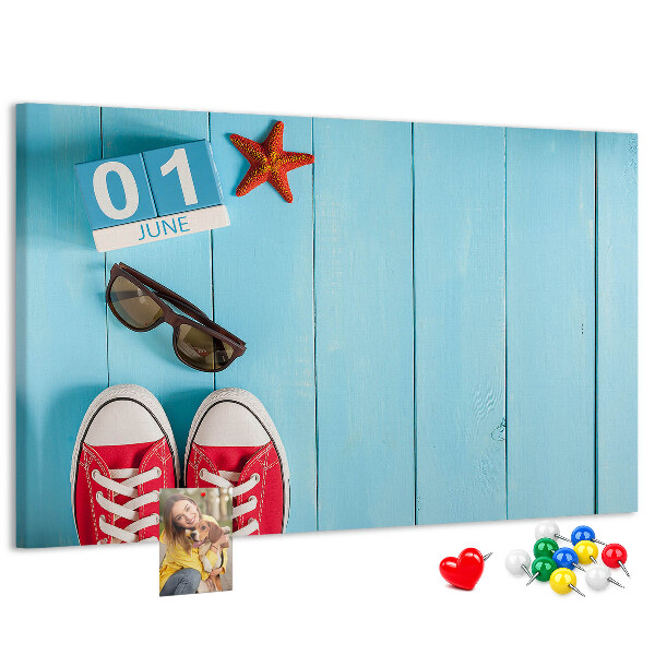 Korktafel mit Motiv Sommererinnerungen auf blauem Hintergrund