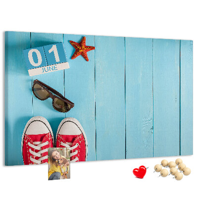 Korktafel mit Motiv Sommererinnerungen auf blauem Hintergrund