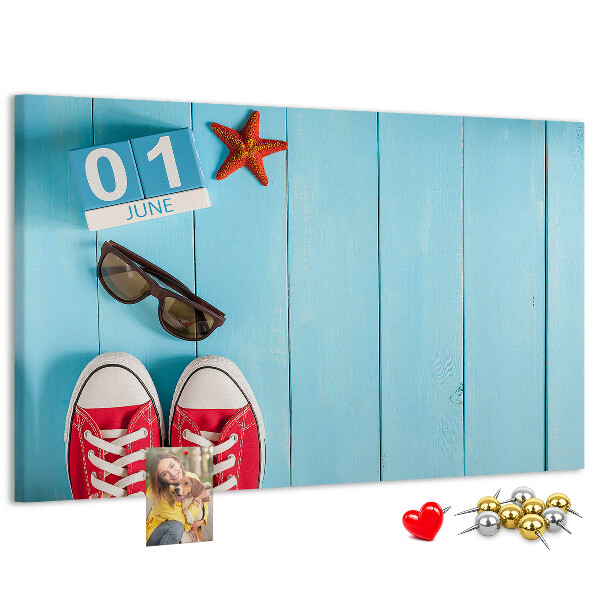 Korktafel mit Motiv Sommererinnerungen auf blauem Hintergrund