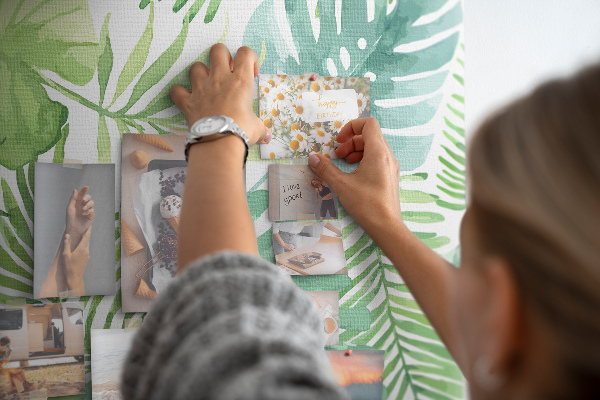 Kork-Pinnwand mit Aquarell-Motiv grüner tropischer Blätter