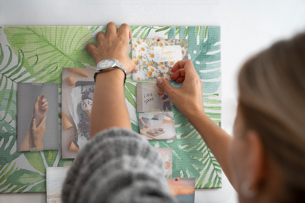 Kork-Pinnwand mit Aquarell-Motiv grüner tropischer Blätter