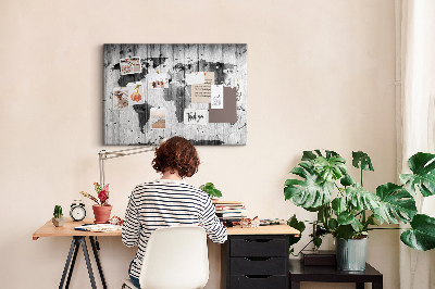 Weltkarte mit Korkrückwand auf einem Hintergrund aus Holzbrettern