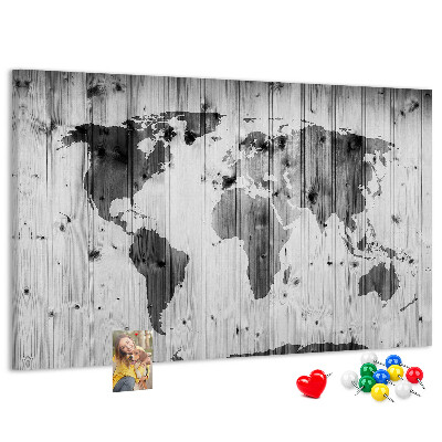 Weltkarte mit Korkrückwand auf einem Hintergrund aus Holzbrettern
