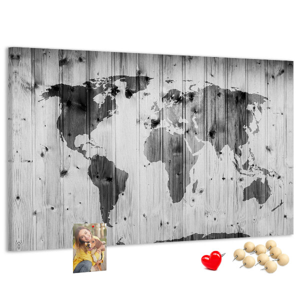 Weltkarte mit Korkrückwand auf einem Hintergrund aus Holzbrettern