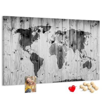 Weltkarte mit Korkrückwand auf einem Hintergrund aus Holzbrettern