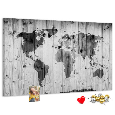 Weltkarte mit Korkrückwand auf einem Hintergrund aus Holzbrettern