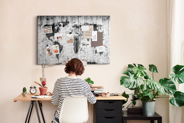 Weltkarte mit Korkrückwand auf einem Hintergrund aus Holzbrettern
