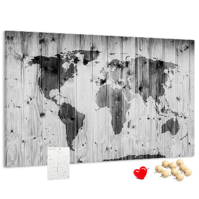 Weltkarte mit Korkrückwand auf einem Hintergrund aus Holzbrettern