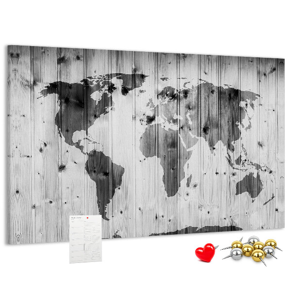 Weltkarte mit Korkrückwand auf einem Hintergrund aus Holzbrettern