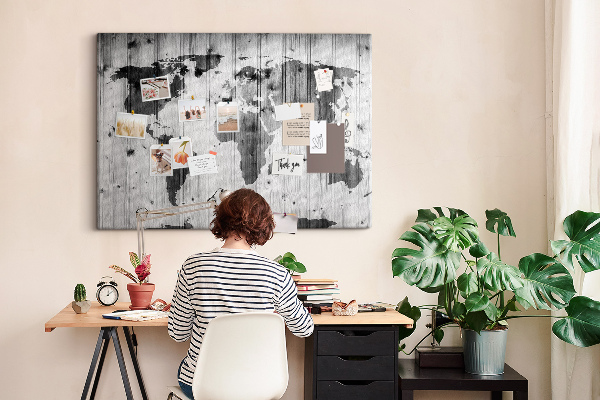Weltkarte mit Korkrückwand auf einem Hintergrund aus Holzbrettern