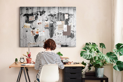 Weltkarte mit Korkrückwand auf einem Hintergrund aus Holzbrettern
