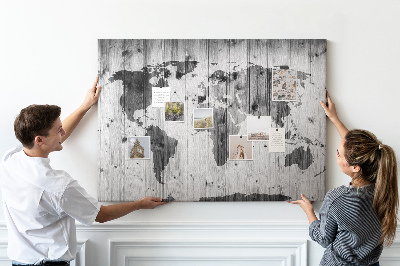 Weltkarte mit Korkrückwand auf einem Hintergrund aus Holzbrettern