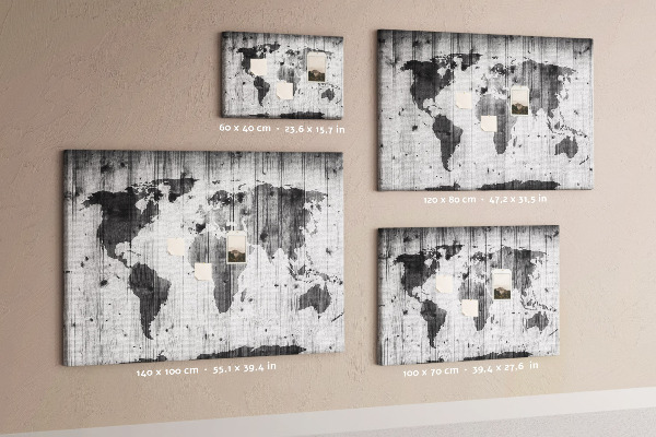 Weltkarte mit Korkrückwand auf einem Hintergrund aus Holzbrettern