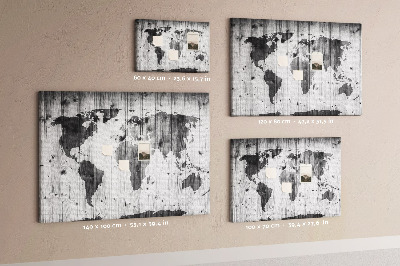 Weltkarte mit Korkrückwand auf einem Hintergrund aus Holzbrettern