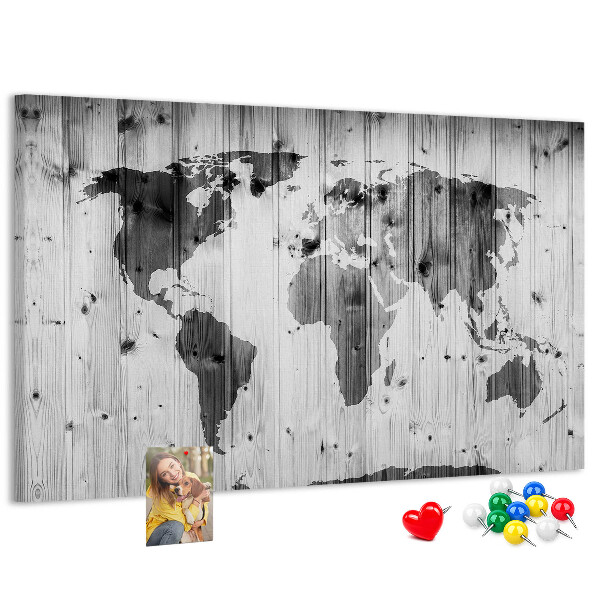 Weltkarte mit Korkrückwand auf einem Hintergrund aus Holzbrettern