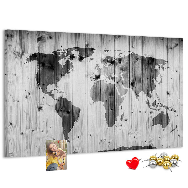 Weltkarte mit Korkrückwand auf einem Hintergrund aus Holzbrettern