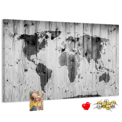 Weltkarte mit Korkrückwand auf einem Hintergrund aus Holzbrettern