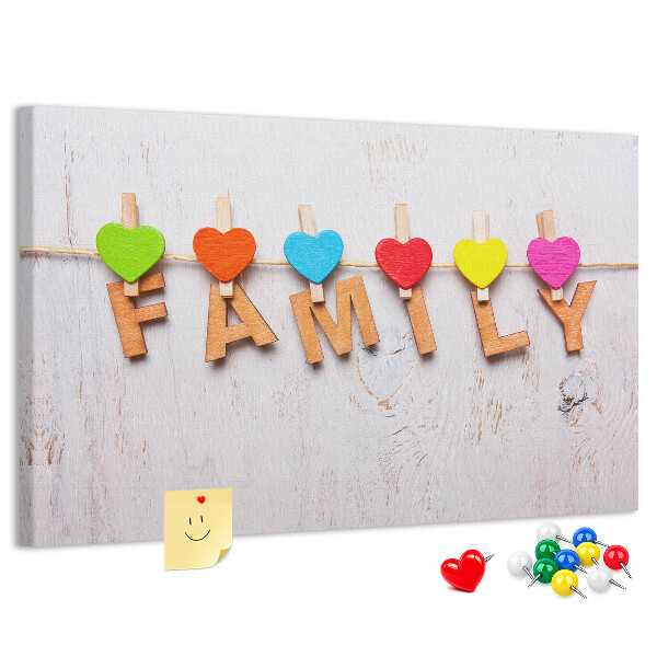 Korktafel mit Familienherzen auf Holzgrund