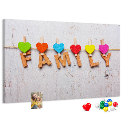 Korktafel mit Familienherzen auf Holzgrund