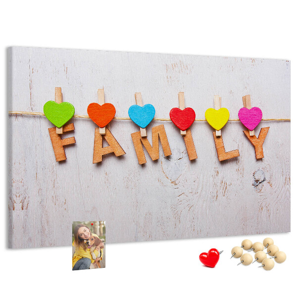 Korktafel mit Familienherzen auf Holzgrund
