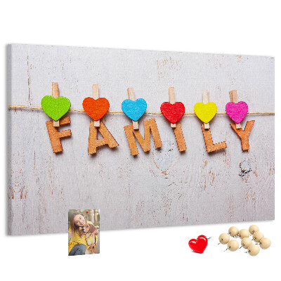 Korktafel mit Familienherzen auf Holzgrund