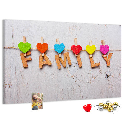 Korktafel mit Familienherzen auf Holzgrund