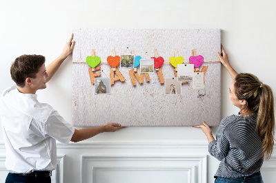 Korktafel mit Familienherzen auf Holzgrund
