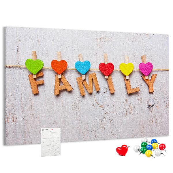 Korktafel mit Familienherzen auf Holzgrund