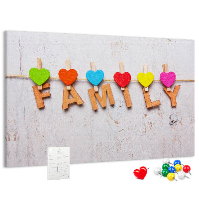 Korktafel mit Familienherzen auf Holzgrund