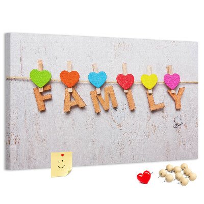 Korktafel mit Familienherzen auf Holzgrund