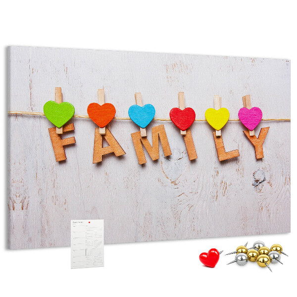 Korktafel mit Familienherzen auf Holzgrund