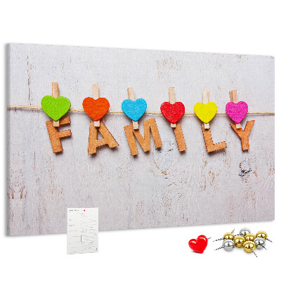 Korktafel mit Familienherzen auf Holzgrund