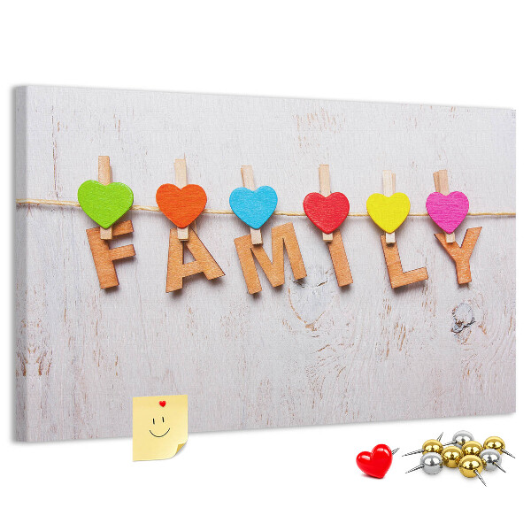 Korktafel mit Familienherzen auf Holzgrund