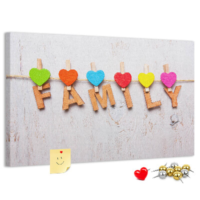 Korktafel mit Familienherzen auf Holzgrund