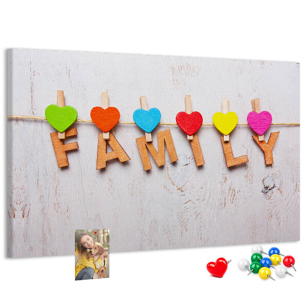 Korktafel mit Familienherzen auf Holzgrund